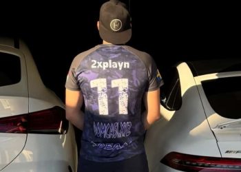 Ilustrasi pemain esports Counter-Strike 2 dengan latar belakang layar pertandingan