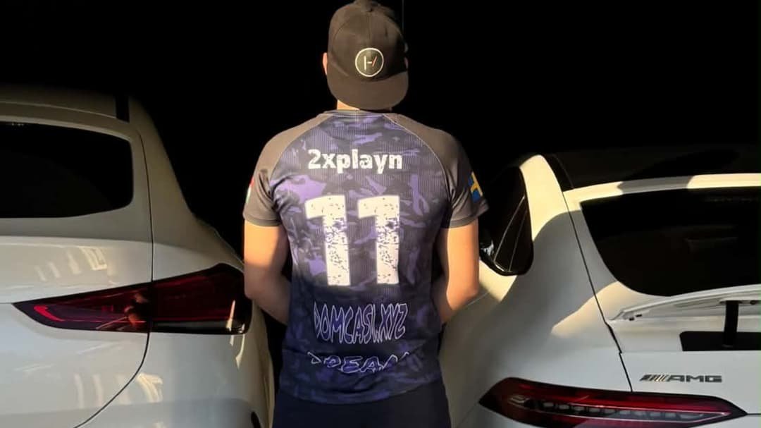 Ilustrasi pemain esports Counter-Strike 2 dengan latar belakang layar pertandingan