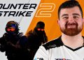 Ilustrasi pemain Counter-Strike 2 duduk di depan layar permainan