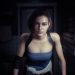 Tangan memegang Nintendo Switch 2 yang menampilkan adegan Resident Evil 3 Remake