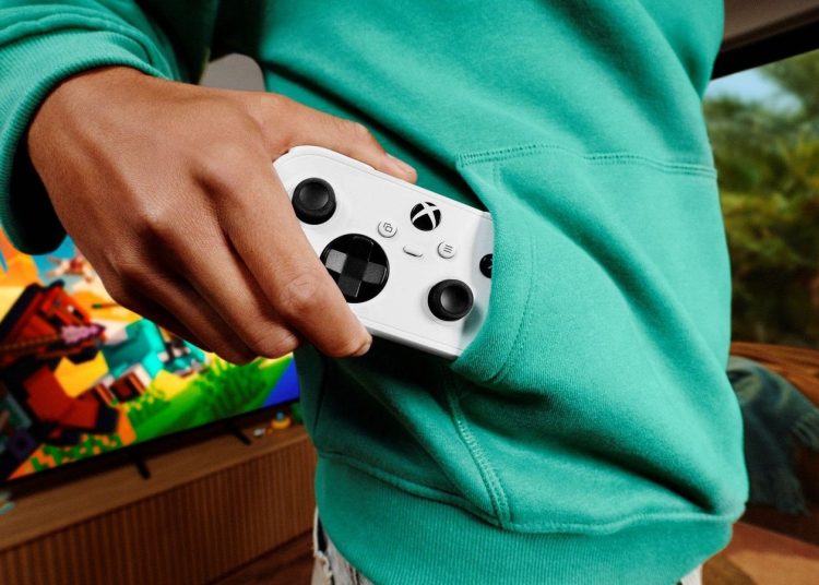 Xbox Nano Controller kecil diletakkan di atas meja